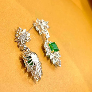 Boucles d'oreilles pendantes en or massif 18 carats pour femmes, émeraude verte Muzo naturelle de 1,77 ct avec 48 pierres précieuses d'accentuation en saphir blanc, bijoux fins - Product Image 4