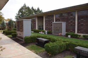 Columbario de Granito Gris de 72 Nichos, Estilo Americano Tradicional, con 1 Año de Garantía, para Uso en Cementerios - Product Image 3