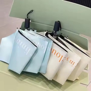<span class=keywords><strong>Parapluie</strong></span> ensoleillé à trois volets avec dégradé de crème lettres anglaises mignonnes Protection UV noire pare-soleil à impression personnalisée avec commande manuelle - Product Image 3