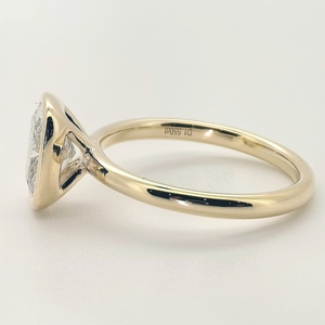 Cincin Kawin Berlian Buatan Laboratorium Bersertifikat IGI <span class=keywords><strong>Solitaire</strong></span> Bezel VVS D Emas Murni Minimalis Cincin Tunangan Berlian Sintetis - Product Image 2