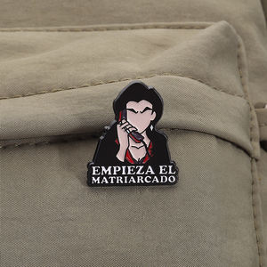 เข็มกลัดโลหะเคลือบรูปละครอาชญากรรมแบบสเปนชุดทีวีเข็มกลัดรูปตัวละครตราสัญลักษณ์ของขวัญสำหรับเพื่อนขายส่ง - Product Image 3