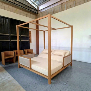 Cama de Exterior Moderna con Toldo de Madera de Teca y Paneles Laterales Tejidos con Cuerda Vertical - Product Image 1
