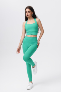 Conjunto deportivo para yoga y running, con top estilo sujetador y pantalones sin espalda con tirantes cruzados: cómodo y ajustado al cuerpo. - Product Image 3