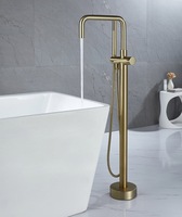 Robinet de baignoire sur pied en cuivre poli doré, design moderne et épuré, avec ensemble de douche pluie à 1 poignée et baril en bois à montage latéral