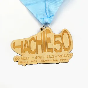 पदक निर्माता कस्टम नक्काशीदार लकड़ी का वैयक्तिकृत पदक खेल दौड़ मैराथन लकड़ी पदक स्मारिका उपहार सजावट