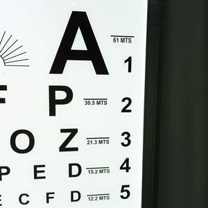 Tabla Optométrica Medco de 2.5m/5m, Estándar Internacional, con Control Remoto Eléctrico para Examen de Agudeza Visual - Product Image 4