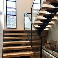 Escaliers flottants européens en bois de chêne blanc Conception d'escaliers droits modernes d'intérieur durables pour appartement avec garde-corps en verre