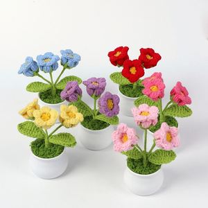 Flores de Ganchillo Hechas a Mano en Oferta, Lirios Coloridos en Maceta, Acabados Tejidos para Decoración de Graduación y Halloween - Product Image 2