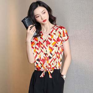 Chemise à boutons en soie à col en V à manches courtes pour femmes - Product Image 4