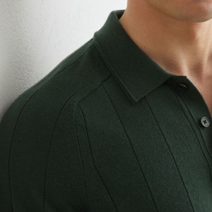 Maglione <span class=keywords><strong>Polo</strong></span> da <span class=keywords><strong>Uomo</strong></span> Contemporaneo in <span class=keywords><strong>Lana</strong></span> Merino Verde Scuro, Senza Tempo, con Maniche Raglan a Costine Larghe e Mezza Abbottonatura - Product Image 4