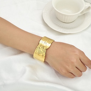 กำไลข้อมือแบบเปิดสไตล์พังก์สำหรับผู้หญิง Junhong ชุบทอง 18K ทำจากสแตนเลสสตีล ดีไซน์ลายดอกไม้เรขาคณิต เหมาะสำหรับงานปาร์ตี้และงานแต่งงาน - Product Image 1