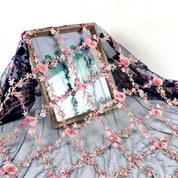 Tissu en maille tricotée à motif losanges avec broderie et applique fleur de pêcher, 100% acrylique, résistant à l'abrasion, Printemps/Été