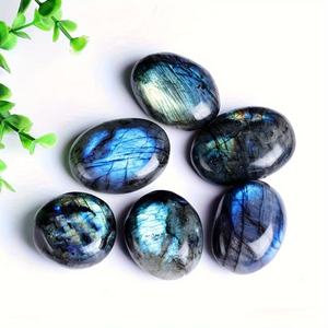 Venta al por mayor, piedra de Palma de luz de luna azul, piedra de cristal natural en bruto para otras artesanías de cristal, alrededor de 16 piezas por <span class=keywords><strong>kilo</strong></span> - Product Image 1