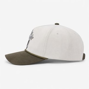 Casquette de baseball premium 5 panneaux en faux daim, courbée et ajustable, avec logo argenté brillant haute fréquence personnalisé, pour le sport en extérieur - Product Image 4