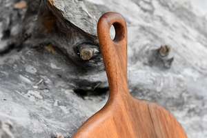 Tabla de Cortar de Madera Superior Hecha con Madera de Acacia y Mango de Primera Calidad, Diseñada para Durar y Respetuosa con el Medio Ambiente - Product Image 4