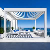 Pergola bioclimatique de luxe en aluminium blanc avec toit à lames motorisées, idéale pour terrasse frontale sur mer ou jardin côtier