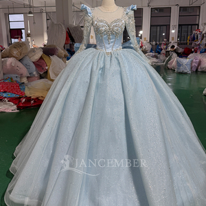 Robe de Quinceañera de luxe bleu clair Mc027, épaules dénudées, en organza scintillant, longueur ras du sol, robe de bal avec nœud au dos, style princesse pour bal de promo - Product Image 3