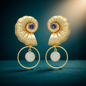 Boucles d'oreilles en laiton plaqué or faites à la main avec des pendentifs en calcédoine laiteuse, style ethnique, pour femmes et unisexe - Product Image 1