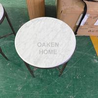 Table d'appoint ronde de luxe OAKEN pour salon, plateau en marbre, structure en métal bronze forgé à la main, table d'angle Wabi Sabi pour canapé