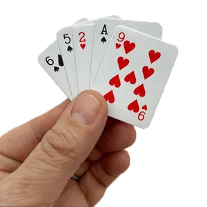 定制可爱迷你扑克扑克牌正面和背面光泽涂层可爱迷你纸扑克牌套装，带塞盒