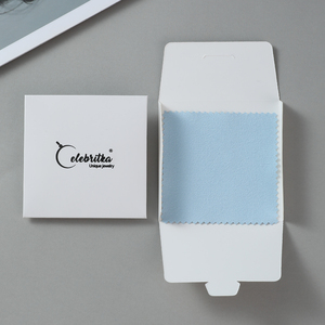 Chiffon d'entretien de bijoux en microfibre avec logo personnalisé en relief doux avec carte d'emballage - Product Image 1