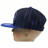 Gorra de Béisbol Unisex con Visera Plana, Diseño de Rayas Azules y Logotipo de Baloncesto, Ajustable con Cierre a Presión