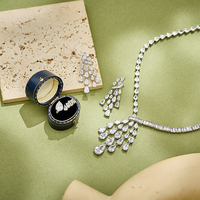 Parure de bijoux en laiton pour femme, 4 pièces, avec zircone en forme de poire étincelante de haute qualité : collier, boucles d'oreilles, bagues et bracelets, idéale pour mariage