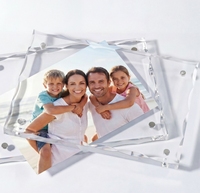 Cadre photo en acrylique à bords ondulés avec effet magnétique puissant d'ondulation d'eau, idéal pour la décoration de table et la commémoration.