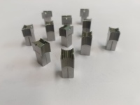 Moules de poinçonnage à lamelles simples sur mesure compatibles avec les presses industrielles – Kits de poinçons et matrices