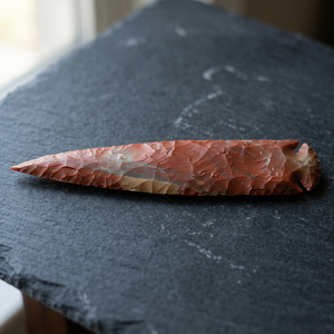 Punta de Flecha de Piedra Roja Hecha a Mano de 20 cm, Imitación Antigua, Artesanía Coleccionable - Product Image 2