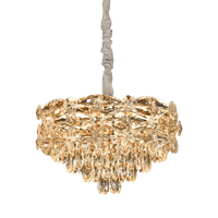 Collection de lustres floraux de luxe en cristal avec des feuilles en cristal sculptées, des accents floraux dorés et des pendentifs en forme de larme en cascade