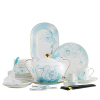 Service de table élégant et luxueux en porcelaine fine bleu clair à motifs floraux avec bord doré, compatible lave-vaisselle et four, idéal pour les repas à la maison et la décoration de fêtes