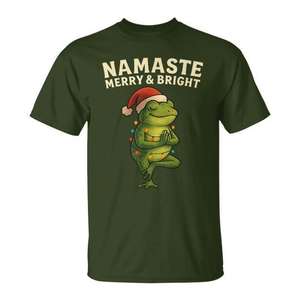 Camiseta Yoga Frog con luces navideñas y vibes festivos Namaste - Product Image 1