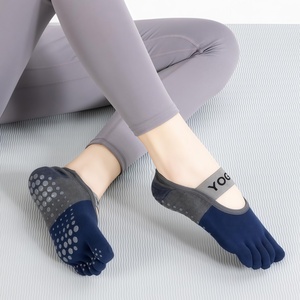 Chaussettes de yoga professionnelles à cinq doigts, couleur unie, antidérapantes, avec logo personnalisé positionné sous le pied, idéales pour le printemps - Product Image 6