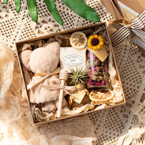 LANJO Bougie en cire de soja parfumée faite à la main, style Forêt Nordique, avec ours en peluche et Tillandsia, souvenir de mariage, cadeau de mariage - Product Image 1