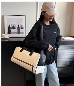 Sac de sport et de voyage en PU grande capacité avec logo personnalisé, sac fourre-tout, sac à bandoulière, sac de nuit - Product Image 4
