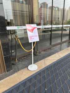 Support de signalisation rétractable portable |   Panneau de signalisation en acier noir/blanc pour entrée de magasin, côté étagère, réunion d'affaires - Product Image 4