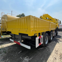 Camion-grue HOWO NX 8x4 avec grue de levage de 12/14/16 tonnes et échelles dédiées
