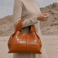 Sac à main personnalisable en cuir véritable gaufré croco pour femme, sac à bandoulière souple et structuré avec poignée supérieure, idéal pour le quotidien
