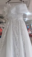 Robe de mariée de luxe 2026 à col en V et épaules dénudées, faite main, avec broderies de paillettes et sequins, style robe de bal royale avec traîne chapelle