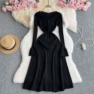 Nouvelle Robe Pull Col V en Tricot Écologique Respirant à Taille Naturelle et Manches Longues en Corne de Haute Qualité pour l'Automne et l'Hiver - Product Image 6