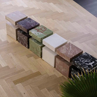 Table basse moderne minimaliste en marbre avec un design unique en pierre naturelle, pièce maîtresse de luxe pour salon