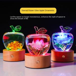 โคมไฟรูปถ้วยรางวัลแอปเปิ้ลหลากสีสัน ประดับด้วยดอกไม้แห้งและเรซิ่น พร้อมฐานไม้ ขนาด 15x8 ซม. เหมาะสำหรับเป็นของขวัญวันเกิดเพื่อนและวันวาเลนไทน์ - Product Image 4