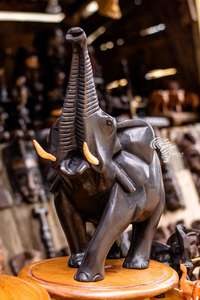 REN ART AFRIKAN SARL ขูดและแกะสลักไม้ด้วยดอกรีดและสิ่วแบบดั้งเดิม มองเห็นรอยตัดแต่งของเครื่องมือ งานฝีมือแท้ที่ควรค่าแก่การชื่นชม - Product Image 5