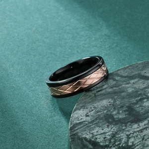 Nuevo anillo transfronterizo para hombre, combinación <span class=keywords><strong>de</strong></span> dos <span class=keywords><strong>colores</strong></span>, superficie <span class=keywords><strong>de</strong></span> corte <span class=keywords><strong>de</strong></span> moda tallada, patrón cuadrado <span class=keywords><strong>de</strong></span> alto brillo - Product Image 1