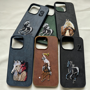 Custodia per Cellulare Ricamata per <span class=keywords><strong>iPhone</strong></span> 15 Pro Max, Custodia in TPU e Pelle con Motivo Personalizzato per <span class=keywords><strong>iPhone</strong></span> 15 <span class=keywords><strong>Plus</strong></span> 14 13 12 11 Pro Max - Product Image 2