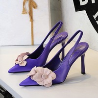 Escarpins de soirée noirs en satin à bout pointu et talon aiguille, avec fleur 3D violette, pour femme