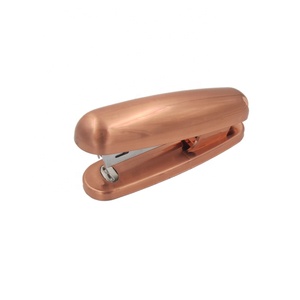 <span class=keywords><strong>Agrafeuse</strong></span> <span class=keywords><strong>Rose</strong></span> Doré et <span class=keywords><strong>Agrafeuse</strong></span> Métallique Dorée Fantaisie, Papeterie de Bureau de Luxe <span class=keywords><strong>Rose</strong></span> Doré - Product Image 1