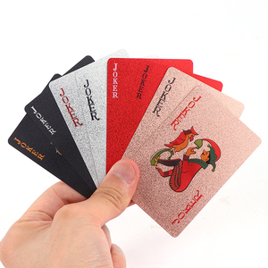 <span class=keywords><strong>Carte</strong></span> da <span class=keywords><strong>Gioco</strong></span> in PVC Impermeabili <span class=keywords><strong>con</strong></span> Logo Personalizzato, Set <span class=keywords><strong>di</strong></span> Poker <span class=keywords><strong>con</strong></span> Lamina Dorata, <span class=keywords><strong>Carte</strong></span> dei <span class=keywords><strong>Tarocchi</strong></span> per Giochi in Famiglia, Nero Argento Rosso Blu - Product Image 1