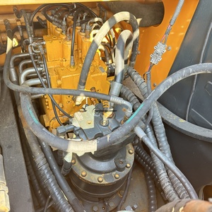 Excavatrice HYUNDAI 220LC-9S fiable de 22 tonnes pour les grandes tâches de construction et de terrassement - Product Image 1